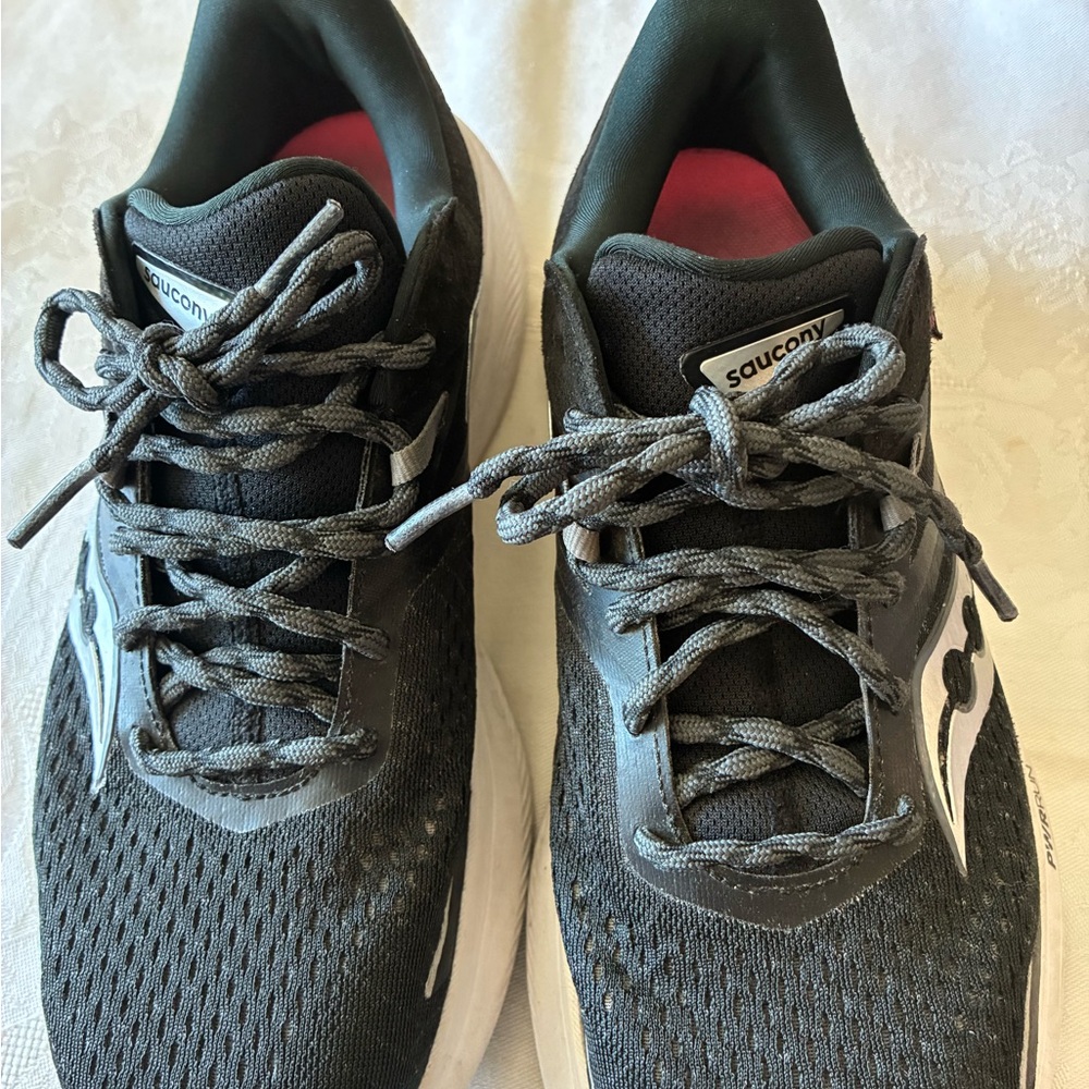 Saucony Black and silver Athletic Sneakers 9.5 women’s